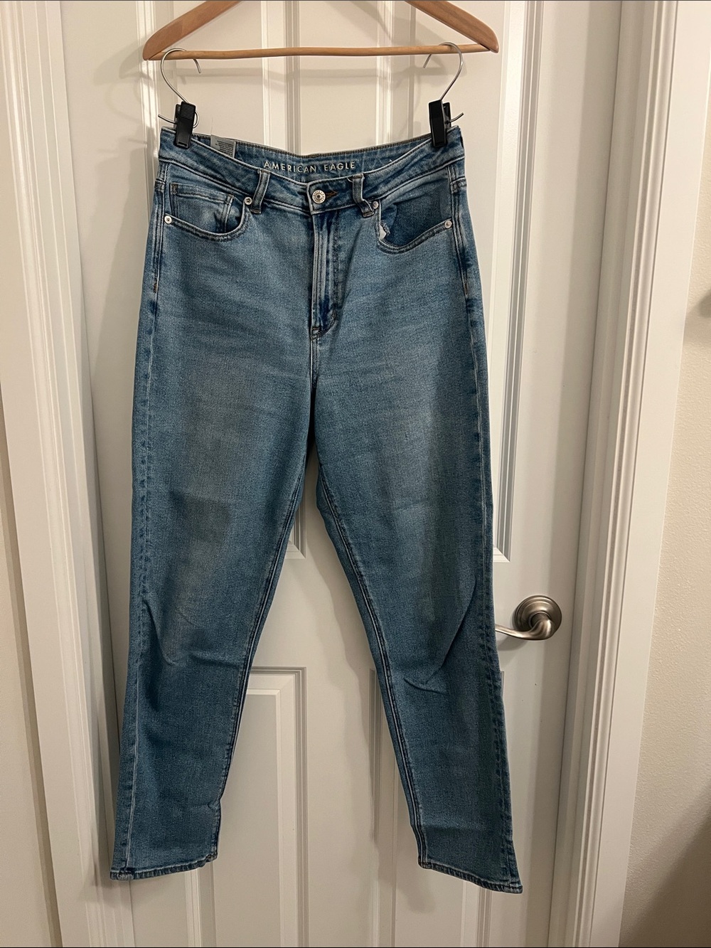 American Eagle Outfitters Mom Jeans in Medium Blue Wash size 8 Long